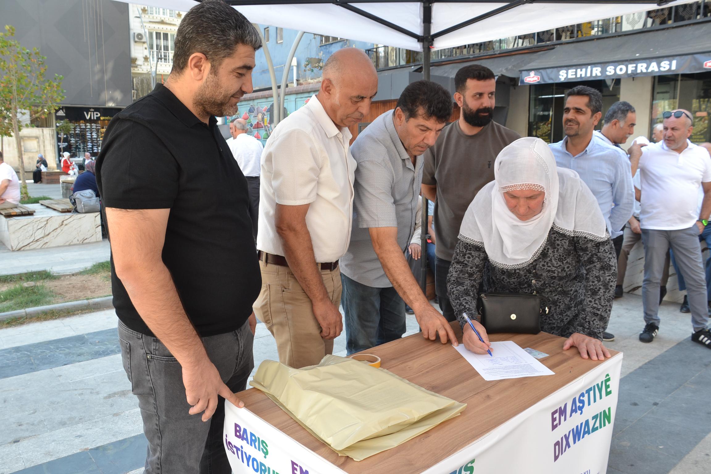  ‘BARIŞ’ İÇİN İMZALAR ATILIYOR