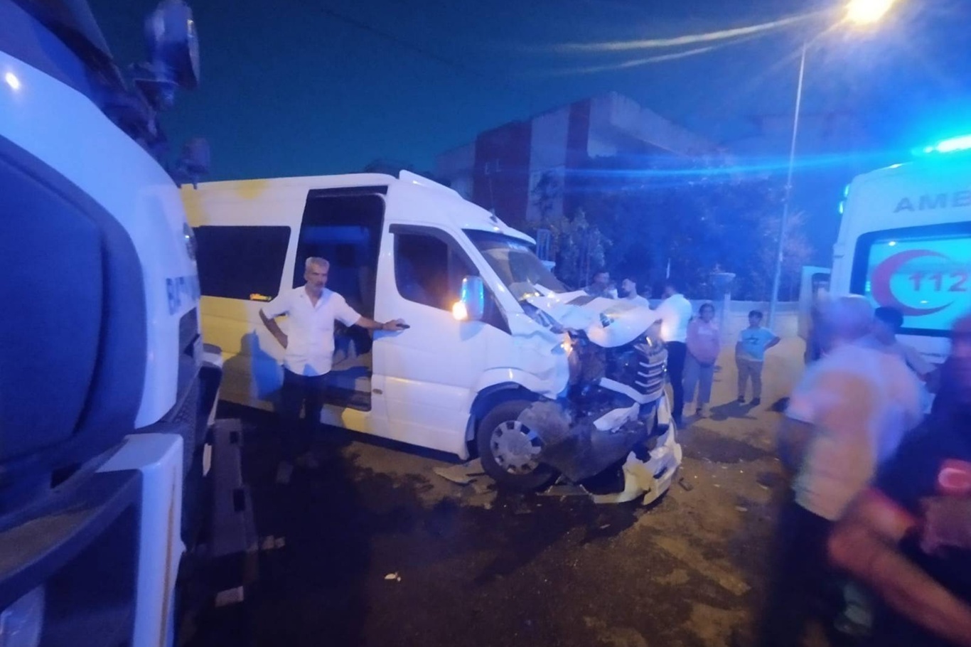 Belediye kamyonu, okul servisiyle çarpıştı