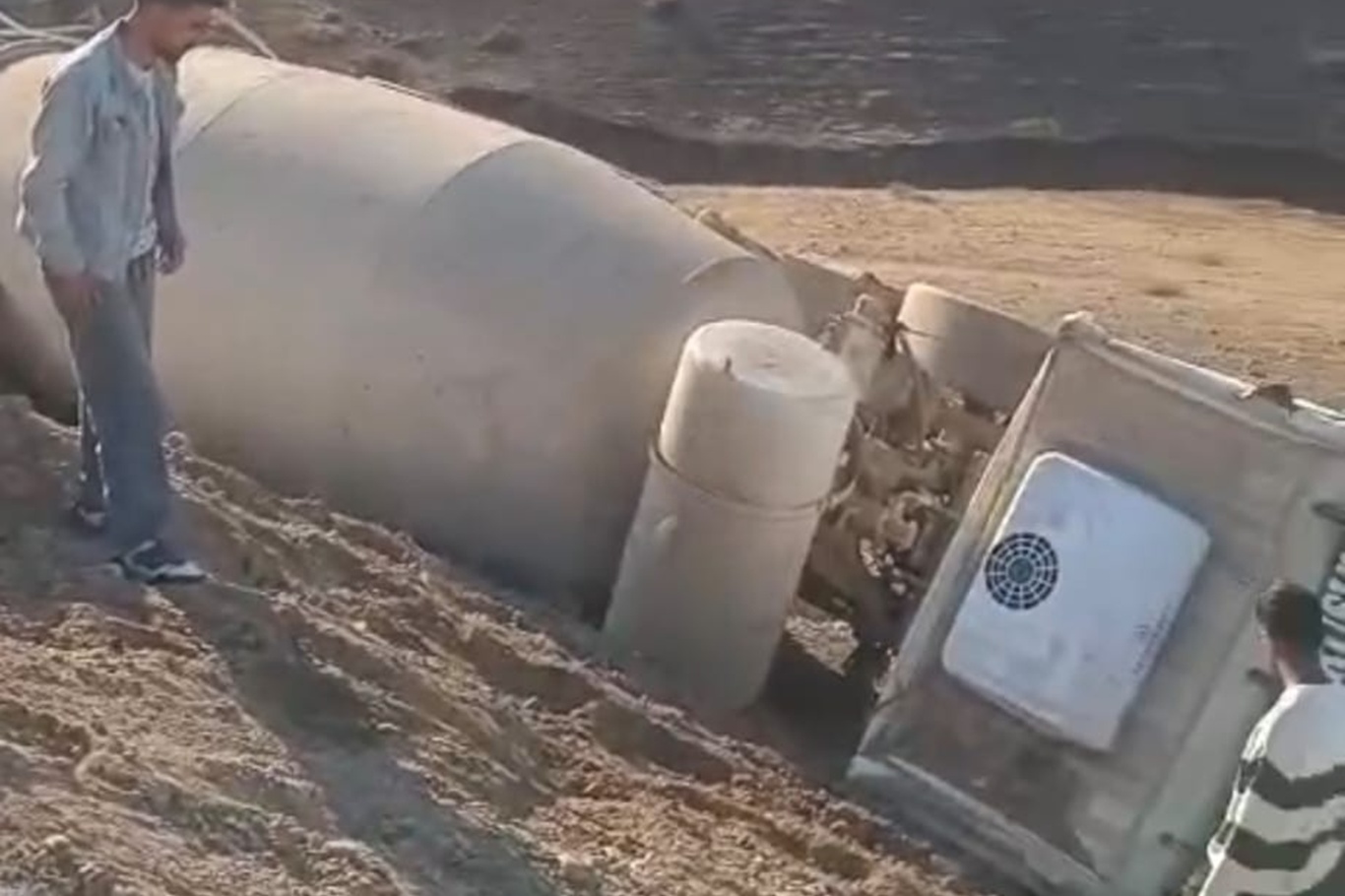 Beton mikseri şarampole yuvarlandı