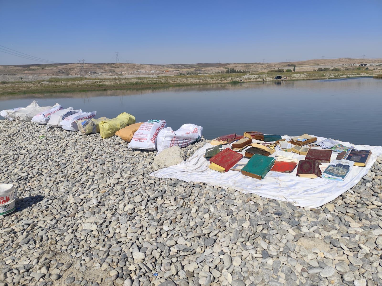 Çay kıyısında dini kitaplar bulundu