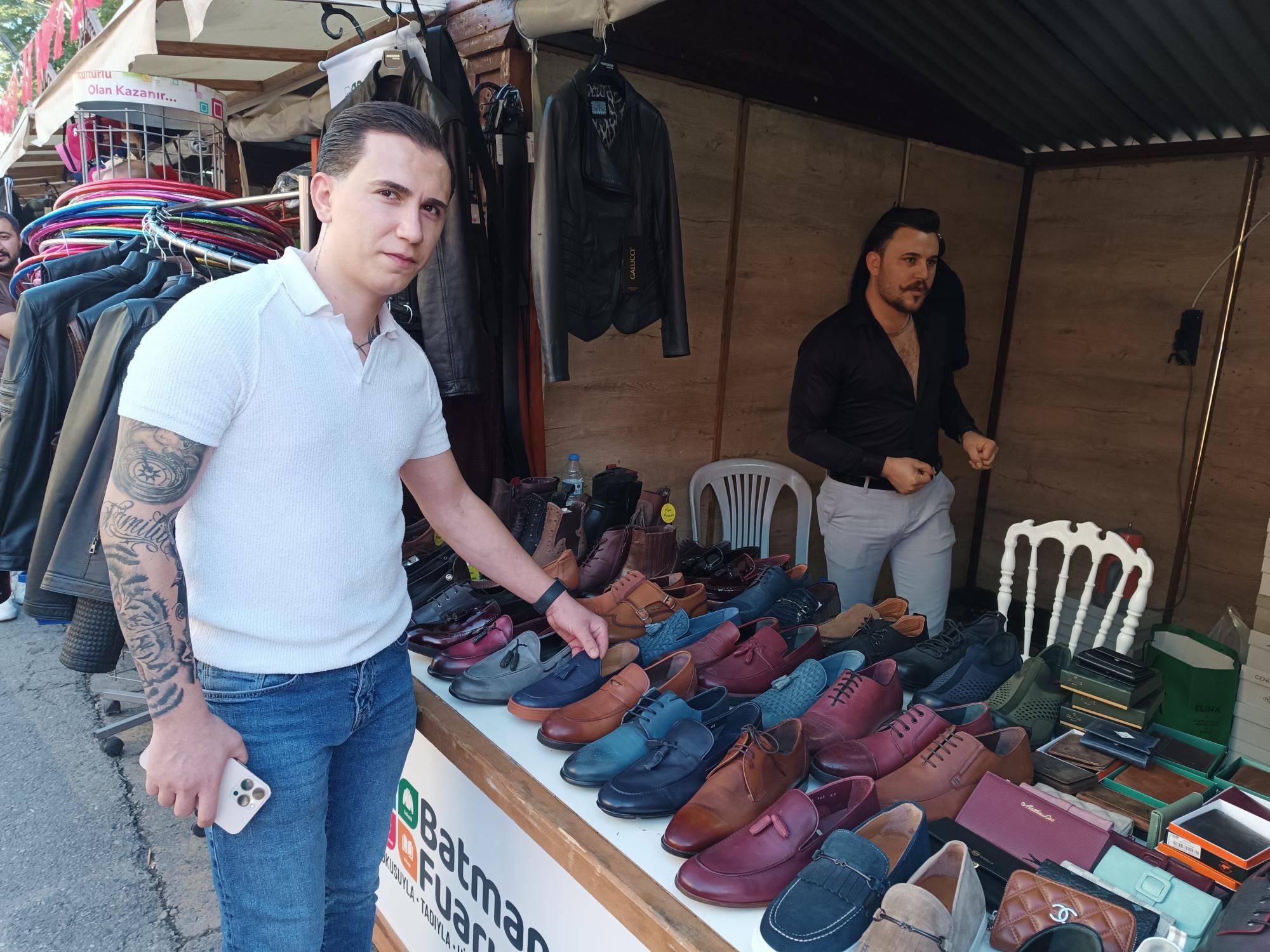 Cengiz Deri, fuar ziyaretçilerini ağırlıyor