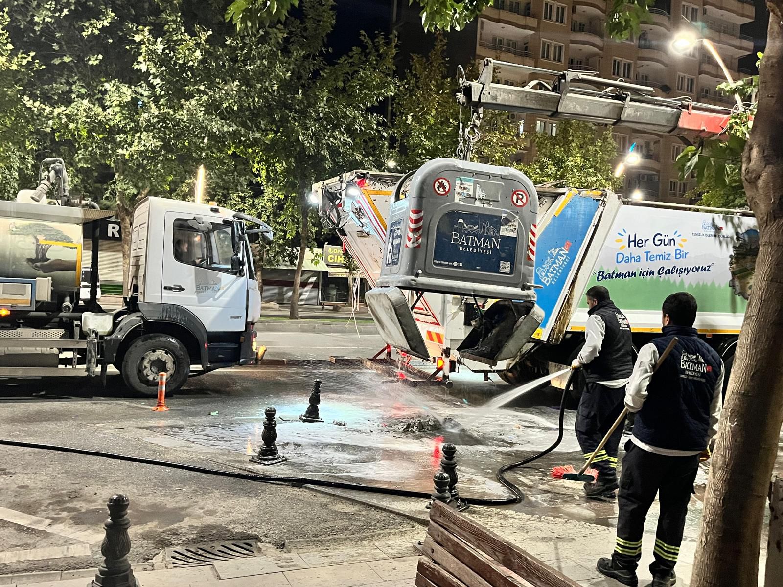 Çöp konteynerleri dezenfekte ediliyor