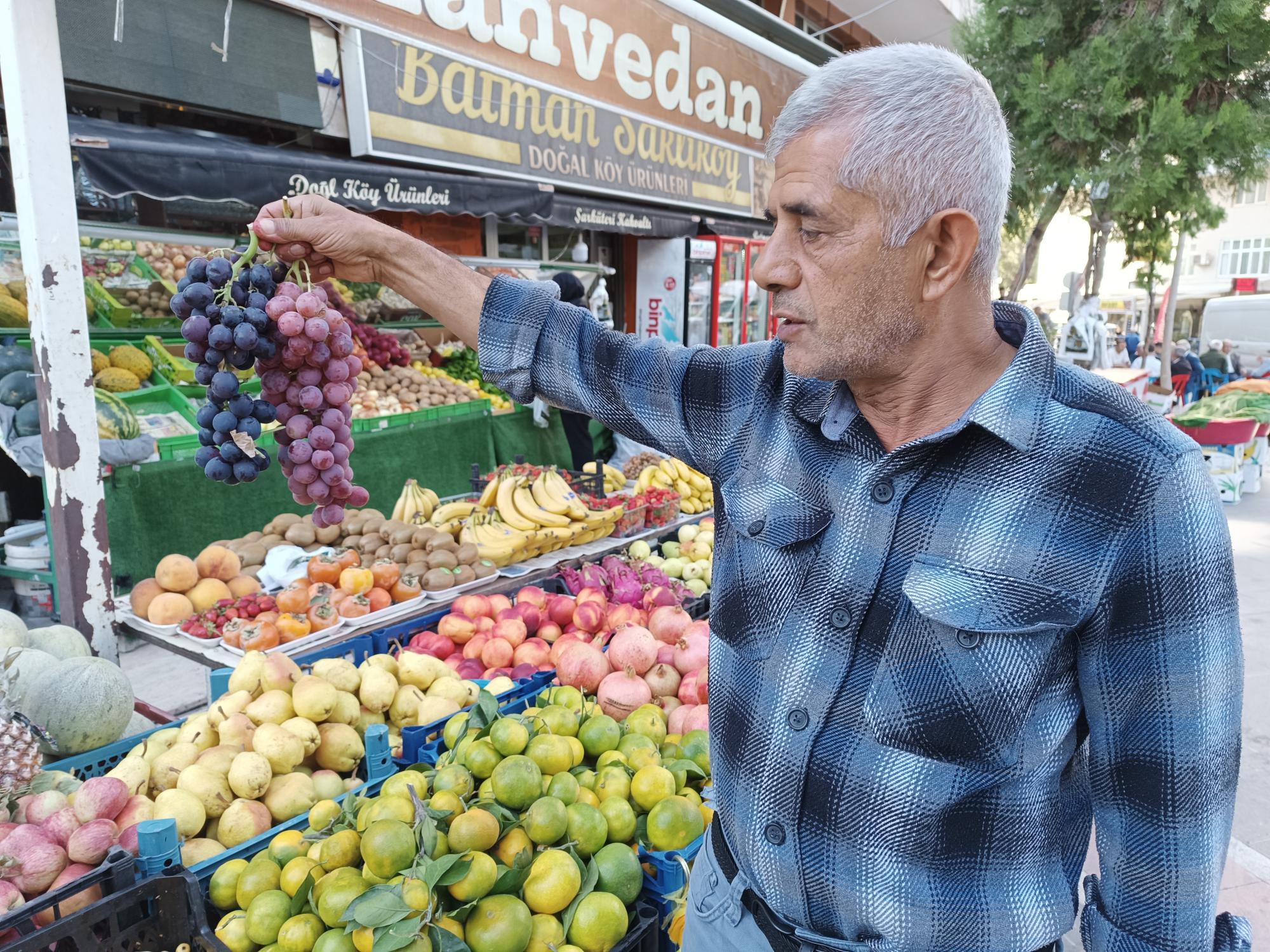 Dana gözlü üzümler tezgahlarda