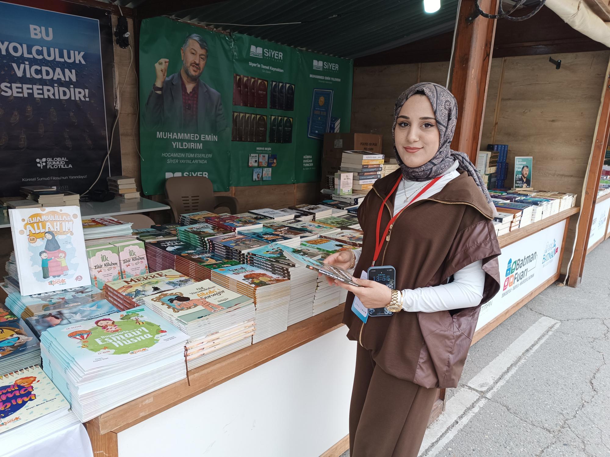 Dini ve eğitici kitapları tanıtıyorlar