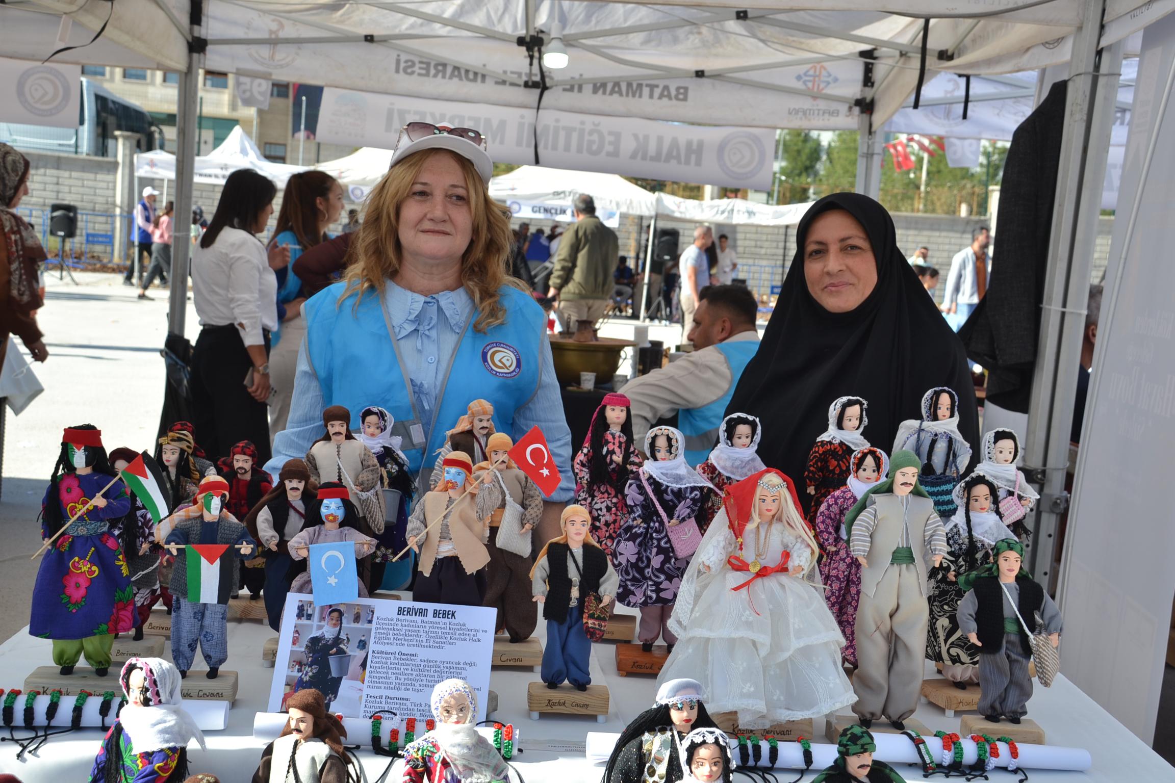 Festivale renk kattılar