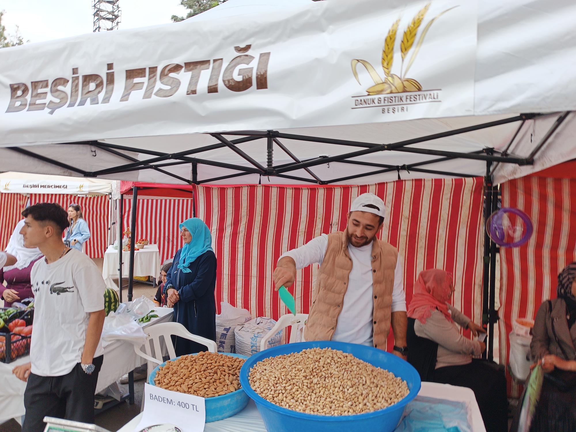 Fıstık festivalinde ilgi odağı oldu