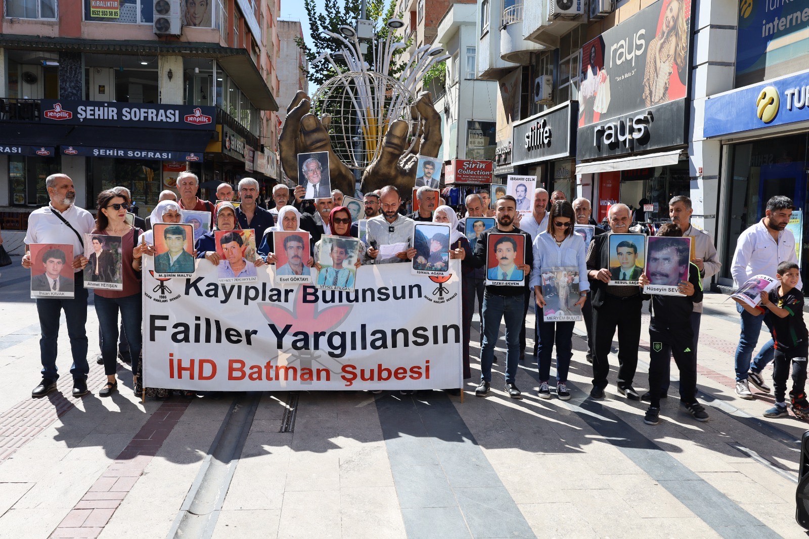 “İnsanlık suçunu unutturmayacağız”