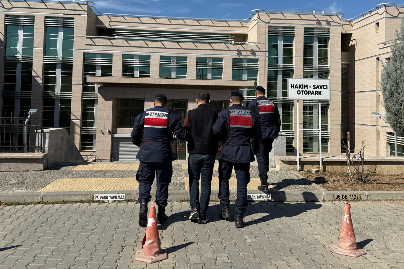 Jandarmadan gece baskını