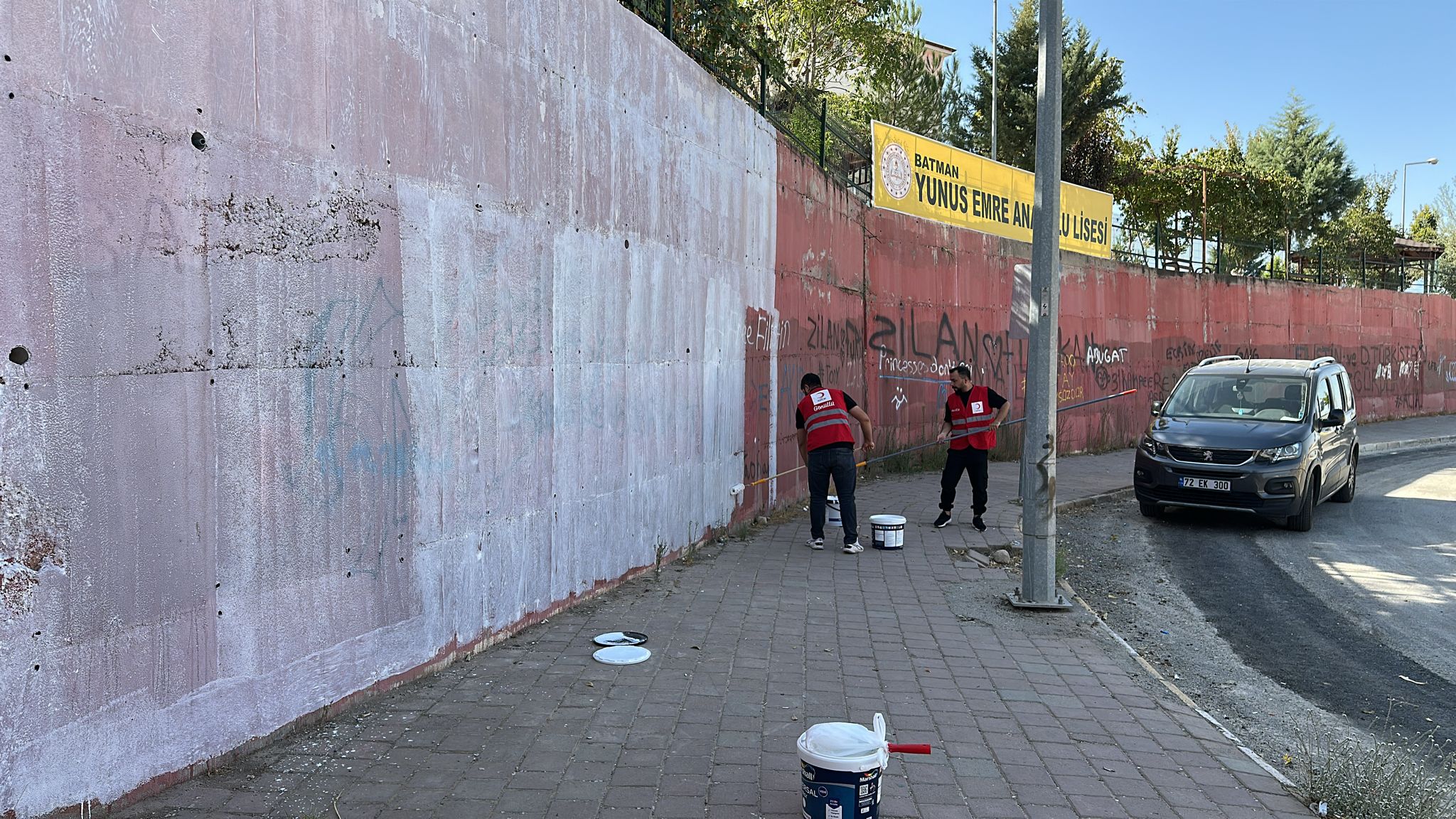 Kirli okul duvarları boyanıyor