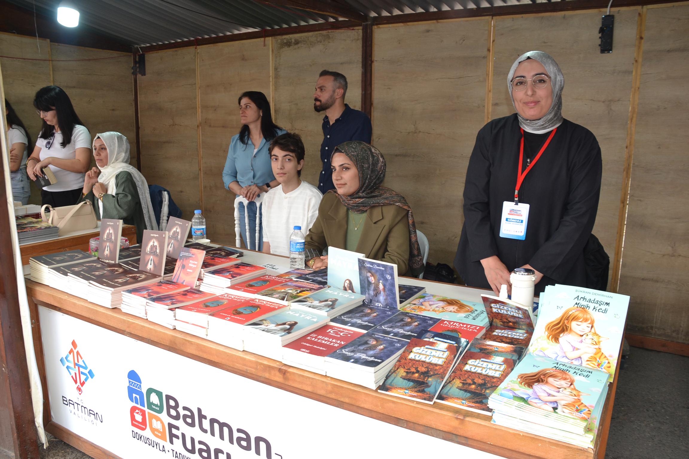 Kitaplarını fuar ziyaretçileriyle buluşturuyor