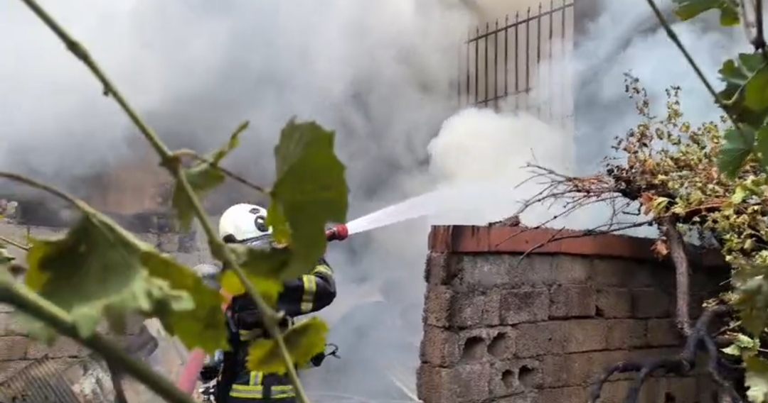 Odunluk yangını korkuttu