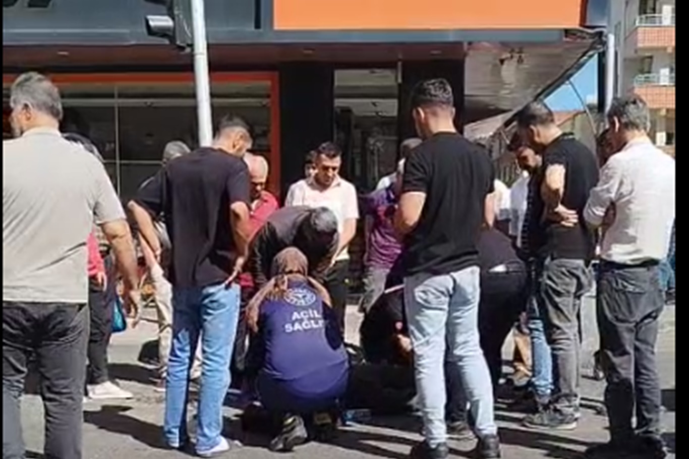 Otomobil yayaya çarptı