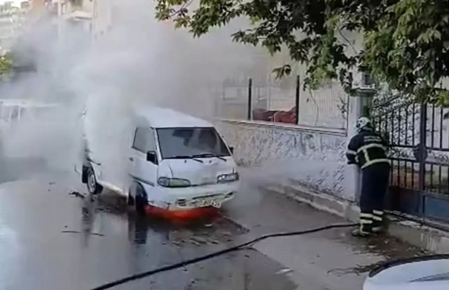 Park halindeki araç alev aldı