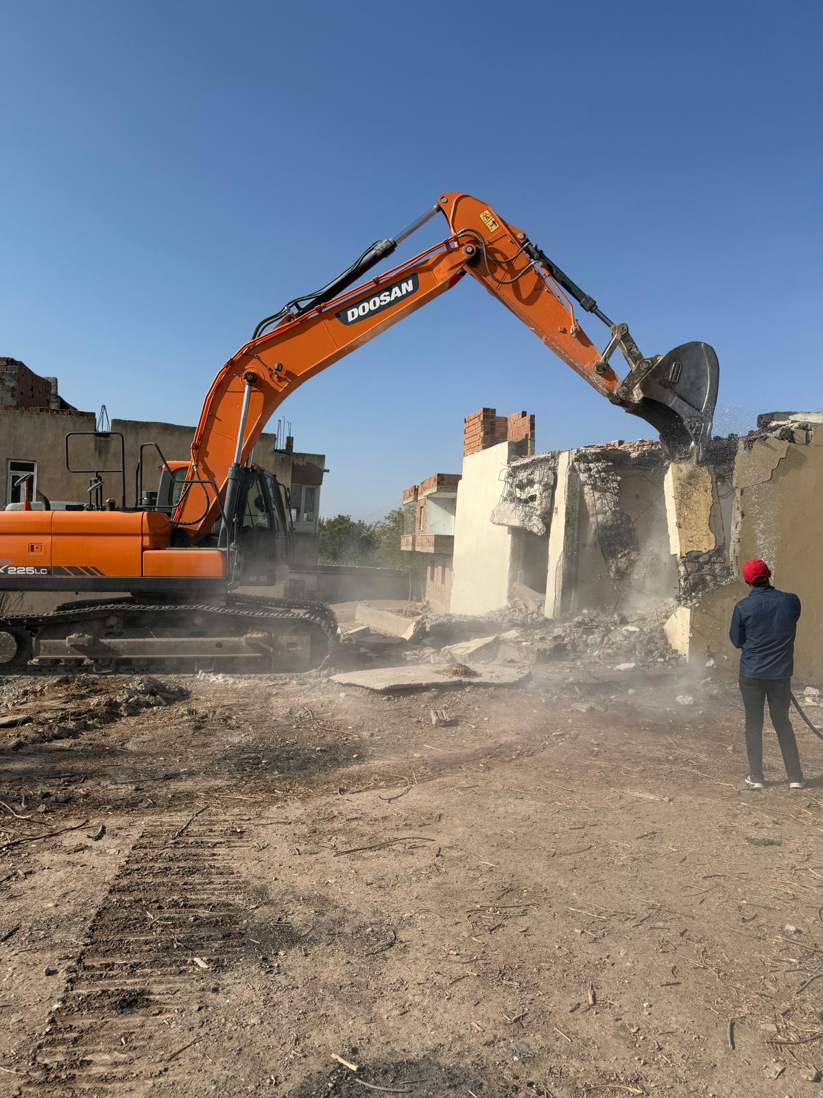 Riskli yapılar tek tek yıkılıyor