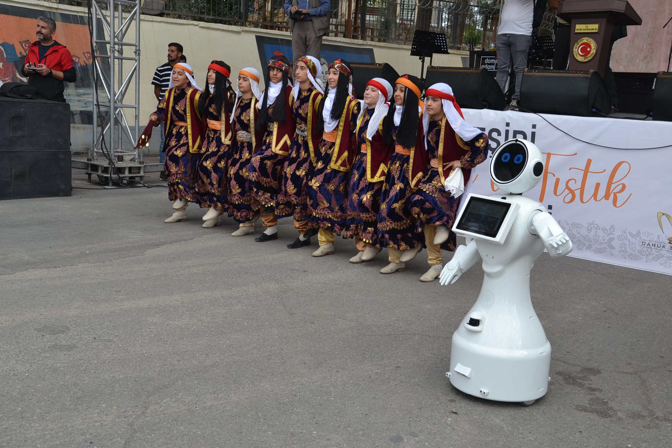 Robot festivalde ziyaretçilerin ilgi odağı oldu