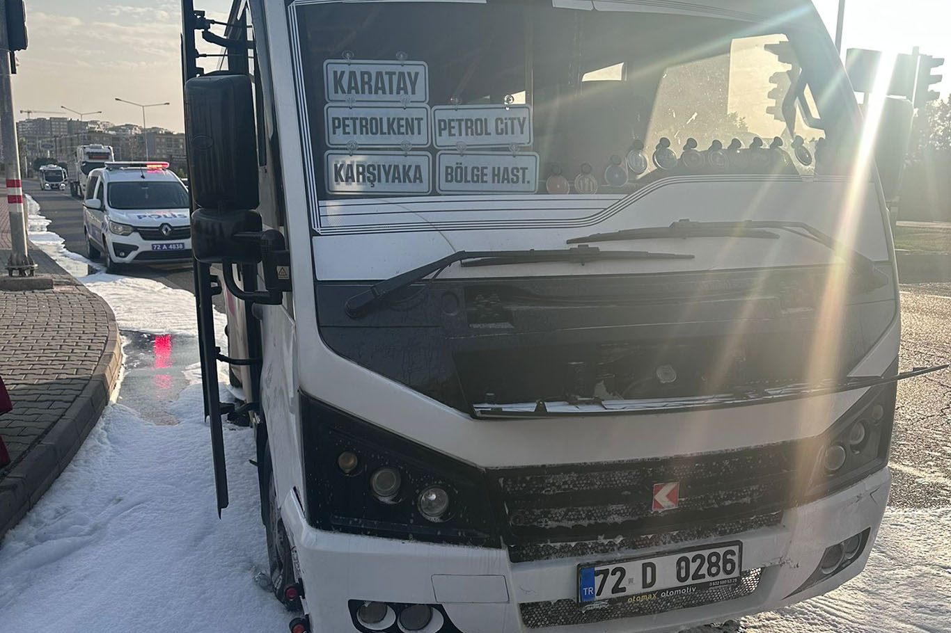 Seyir halindeki minibüste yangın paniği