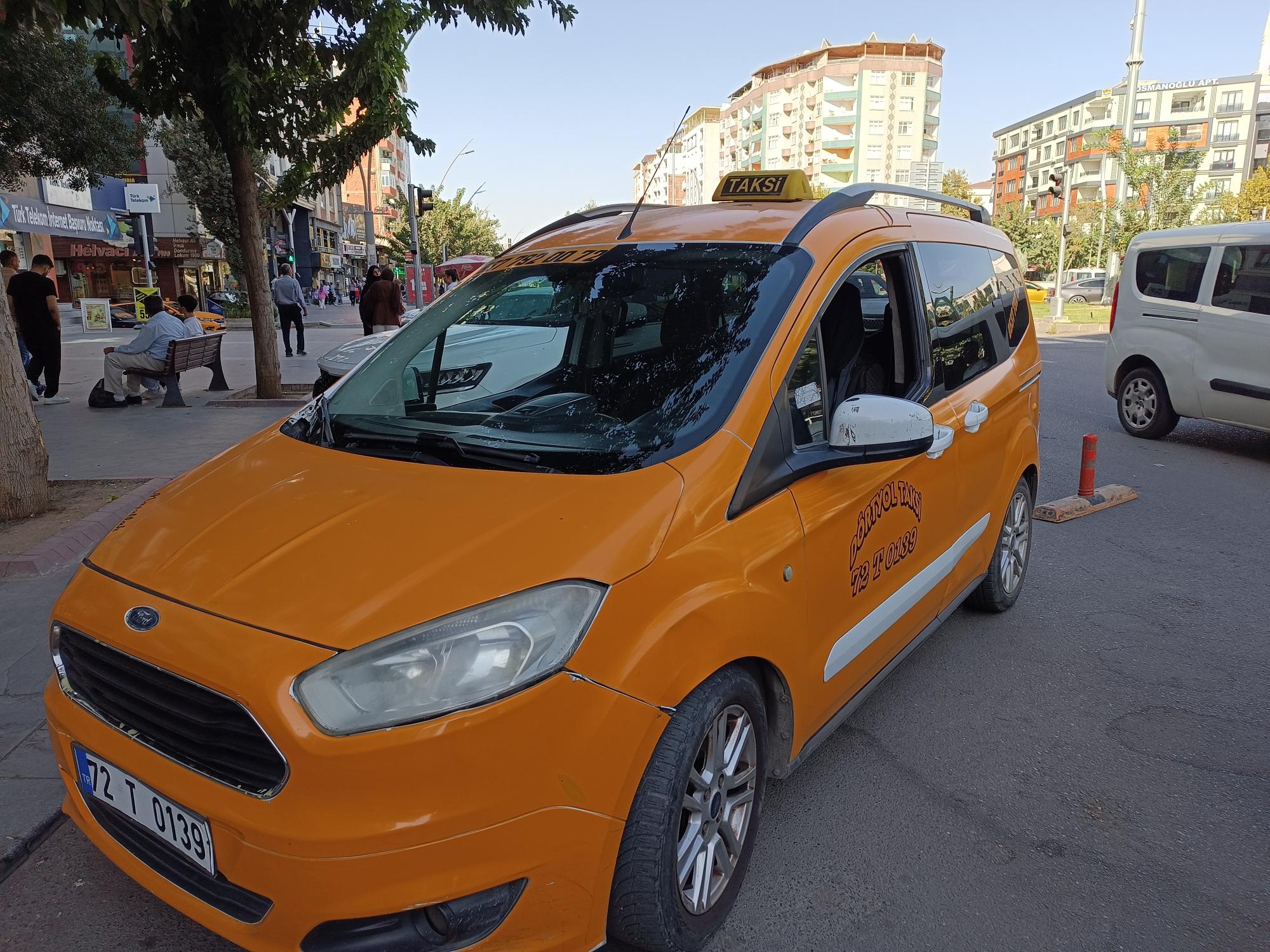 Taksi şoförleri durak bekliyor