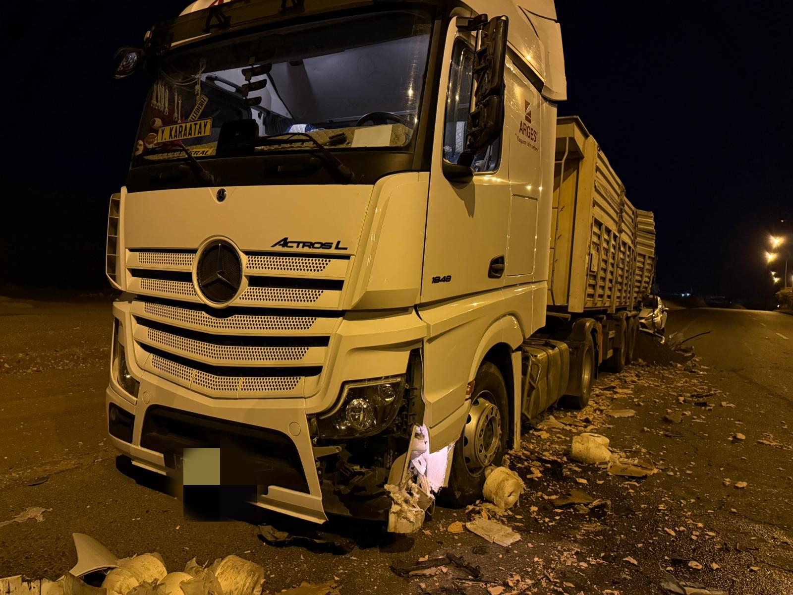 Tır ile otomobil çarpıştı