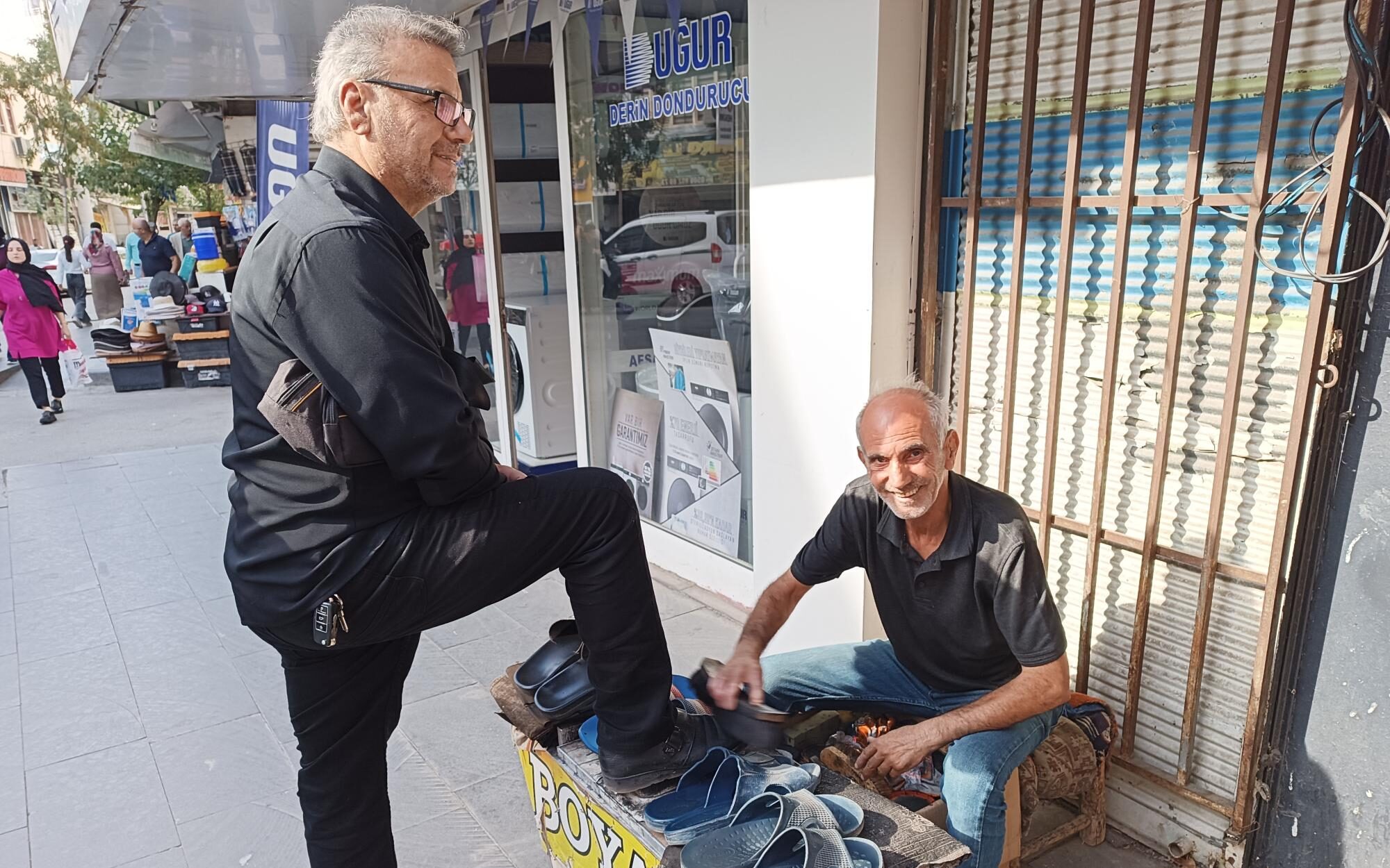 Yarım asırdır ayakkabı boyuyor