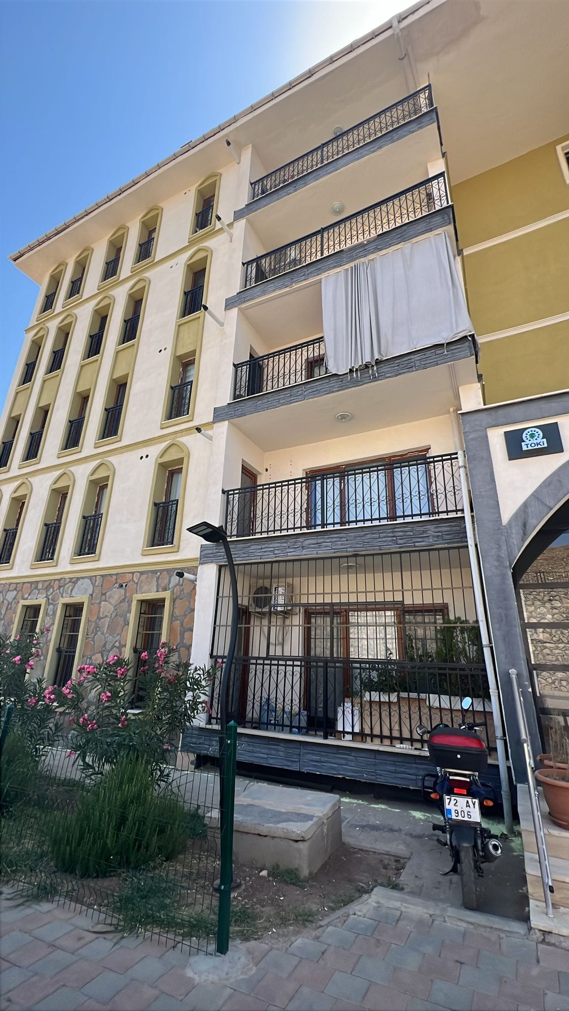 Yenişehir TOKİ’de akrep ve sarıkız istilası