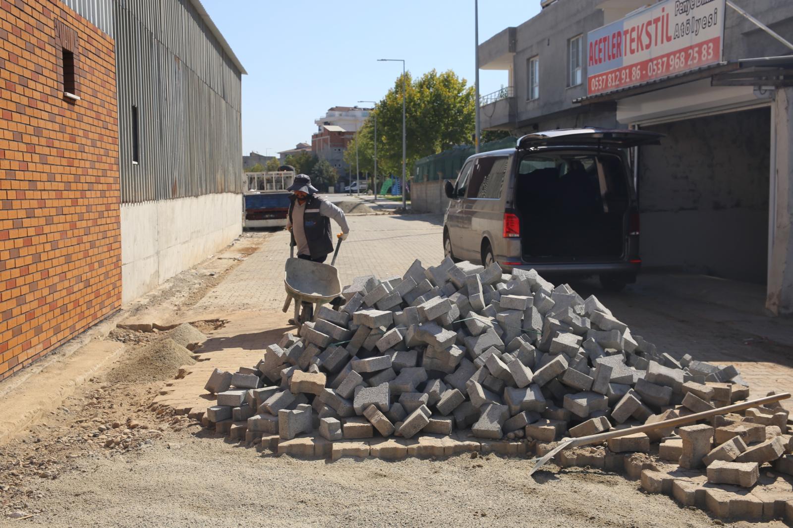 Yol ve kaldırımlar yenileniyor