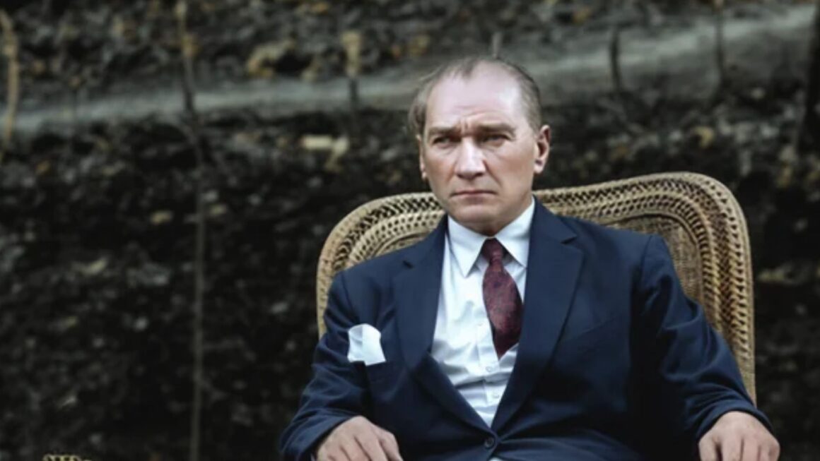 ATATÜRK ANILIYOR