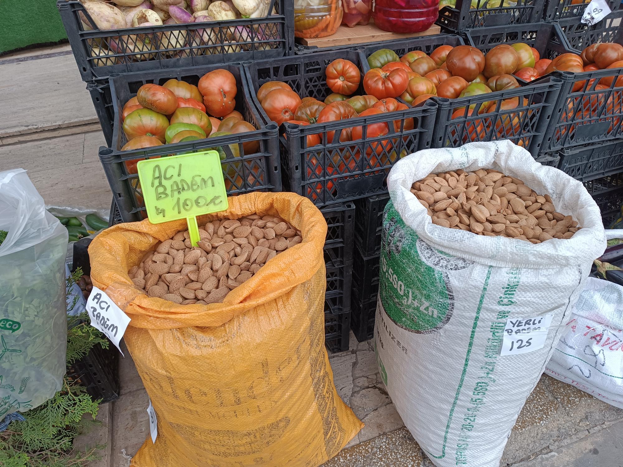 Acı ve tatlı badem tezgahta