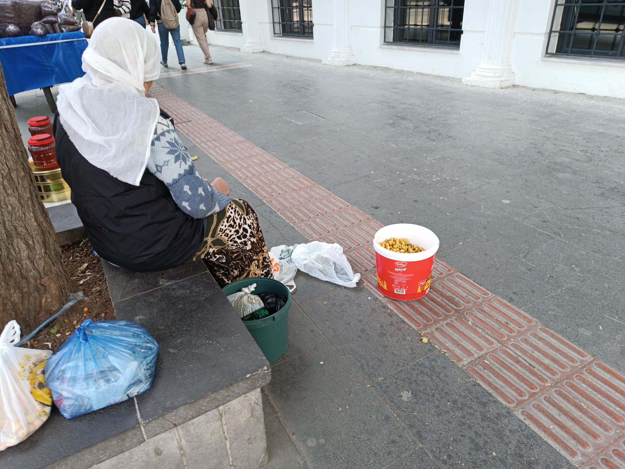 Alıç satarak geçimini sağlıyor