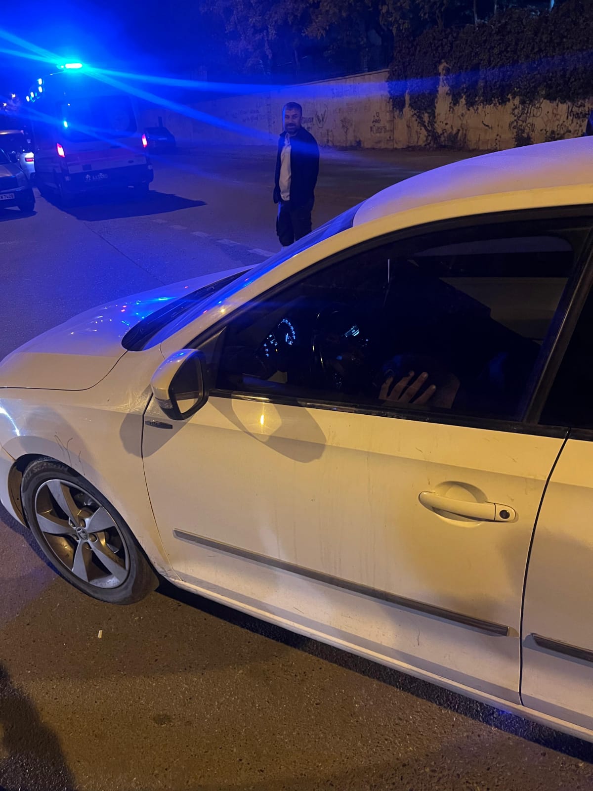 Araçta mahsur kaldı