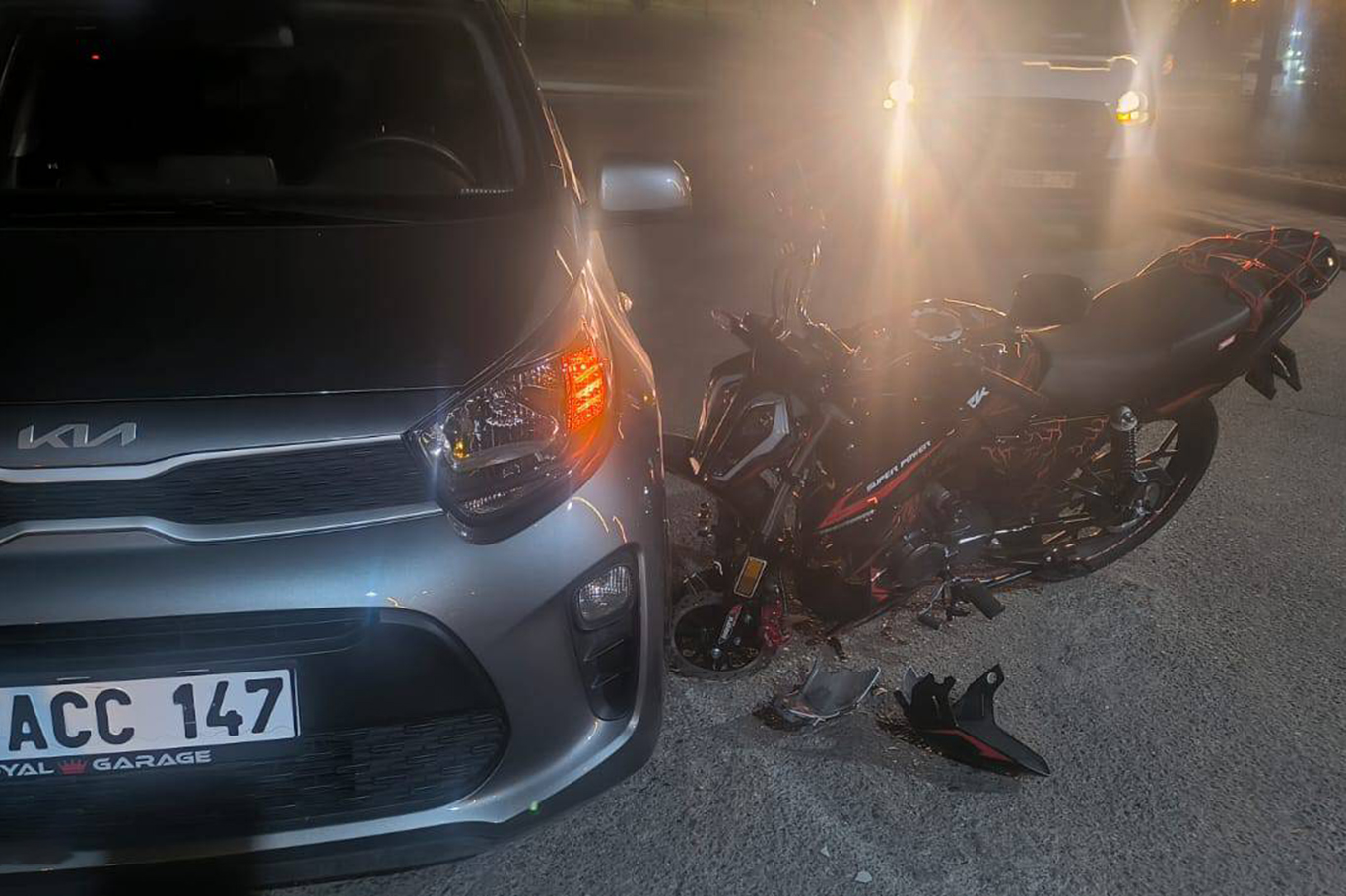 Asfalt çöktü, araç kaza yaptı