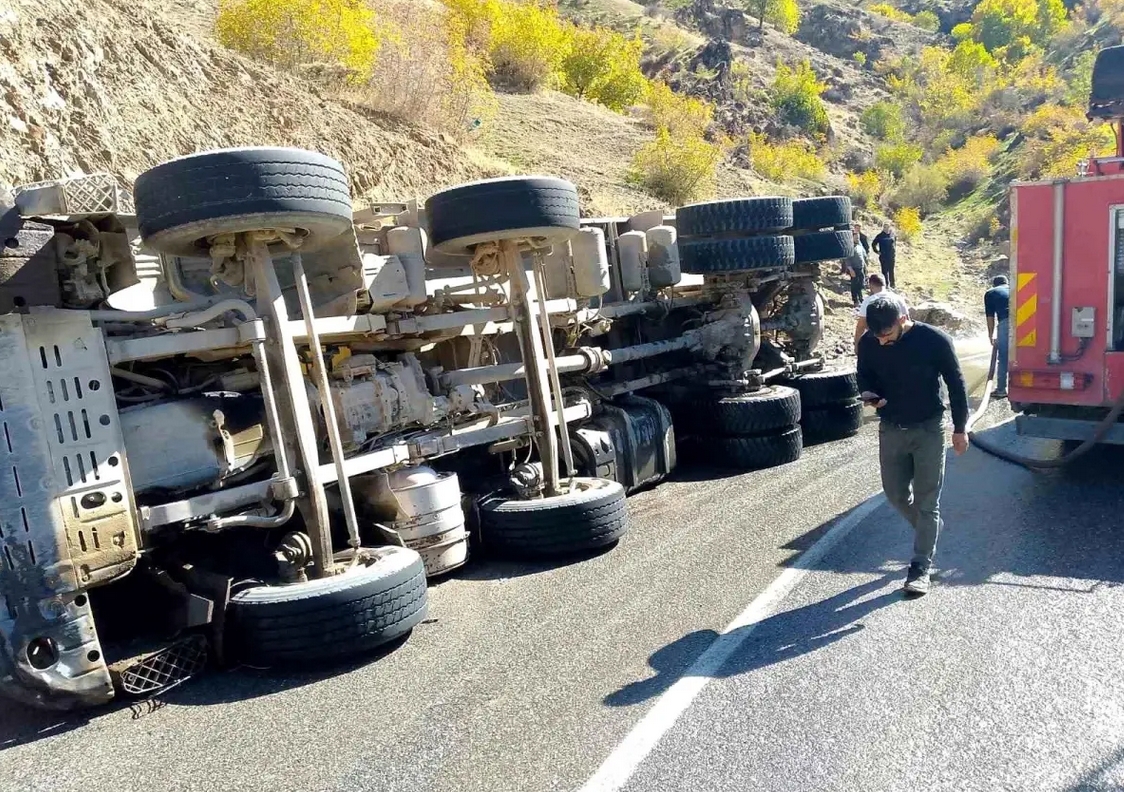 Asfalt yüklü kamyon virajı alamadı
