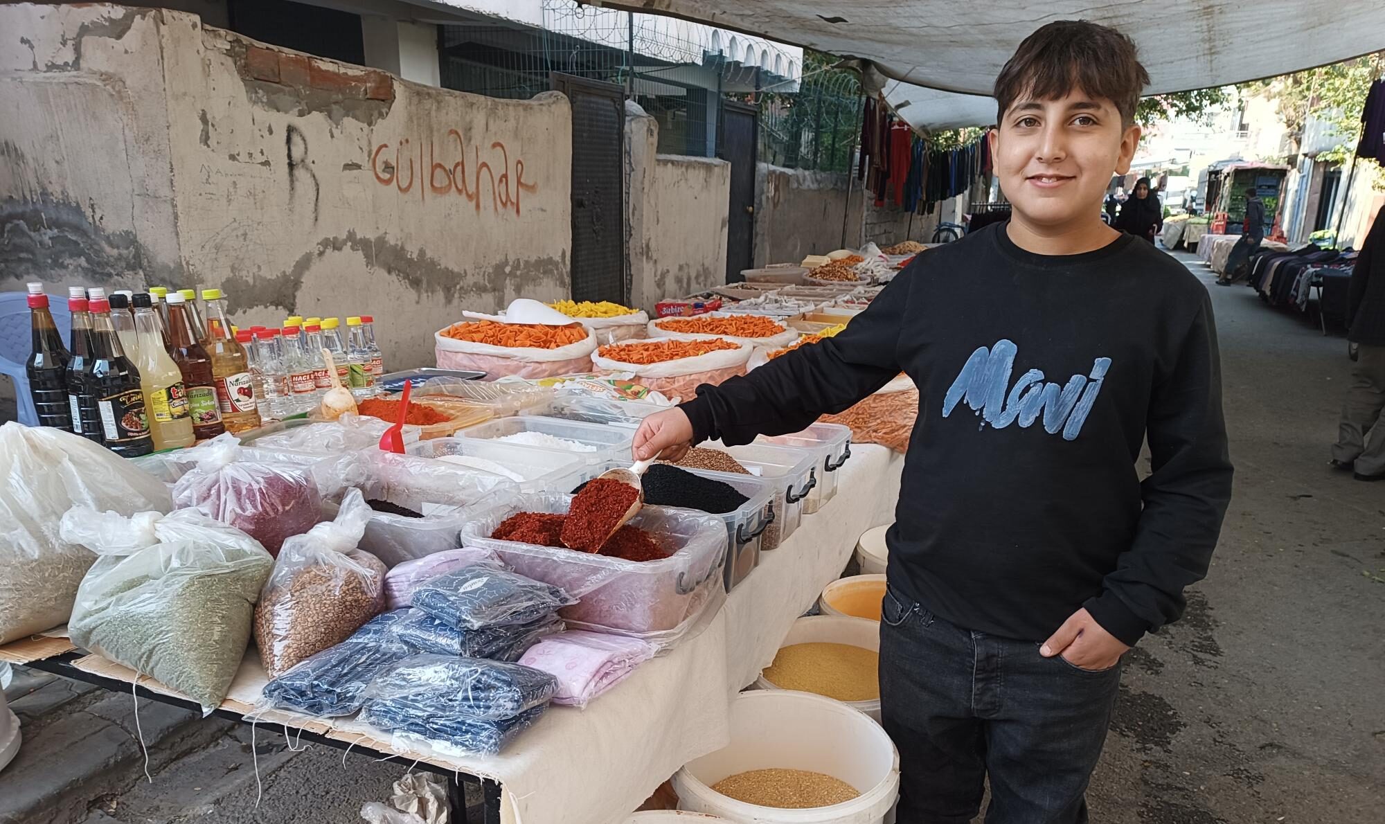 Azmiyle dikkat çeken genç pazarcı