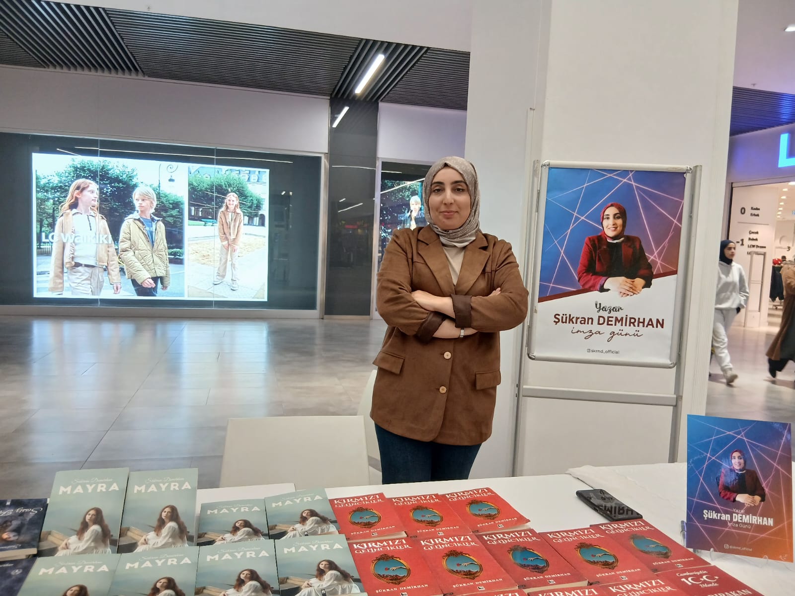 Demirhan okurlarıyla buluştu