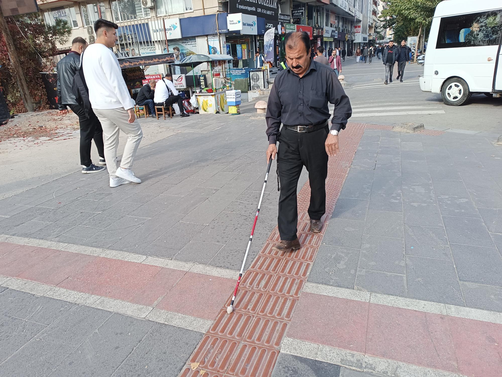 Engellilerin kaldırım hatları işgal ediliyor