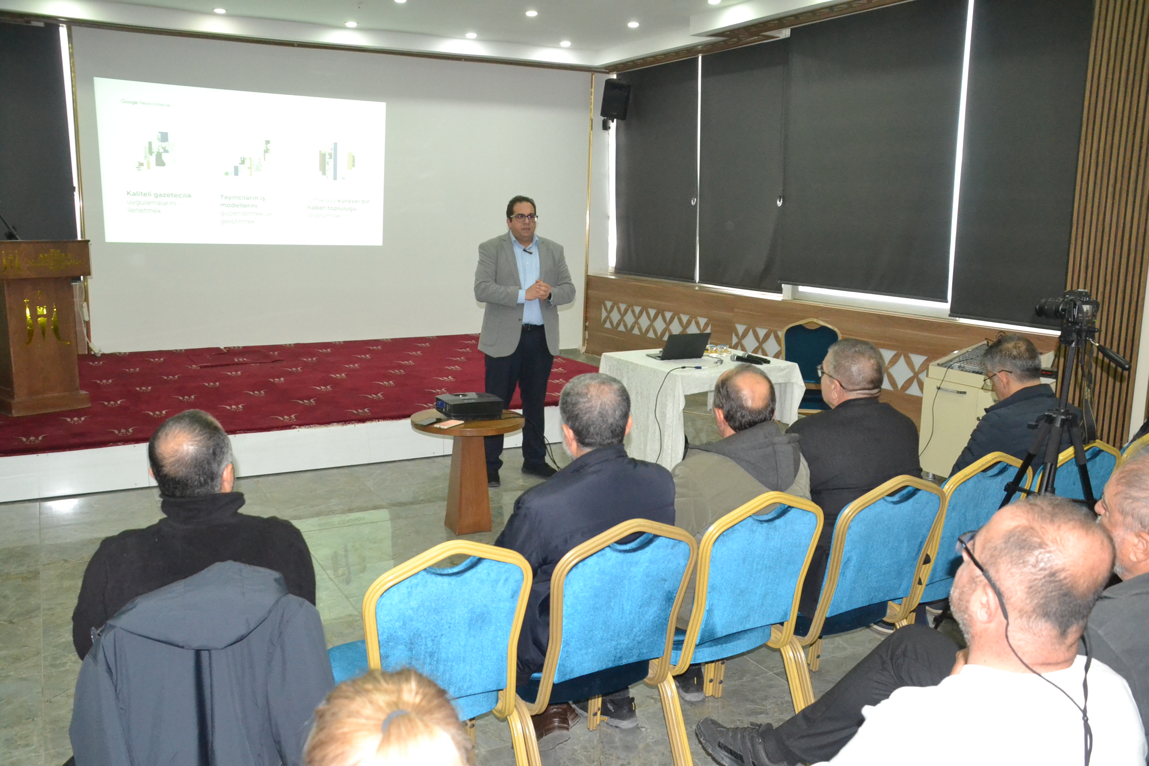 Gazetecilere yapay zeka eğitimi