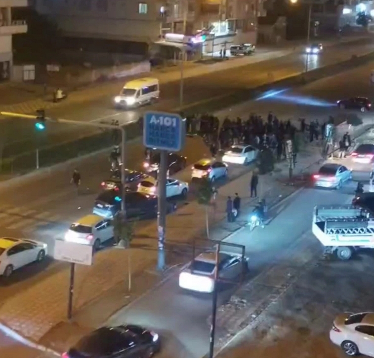 Genç kadın yolun karşısına geçemedi