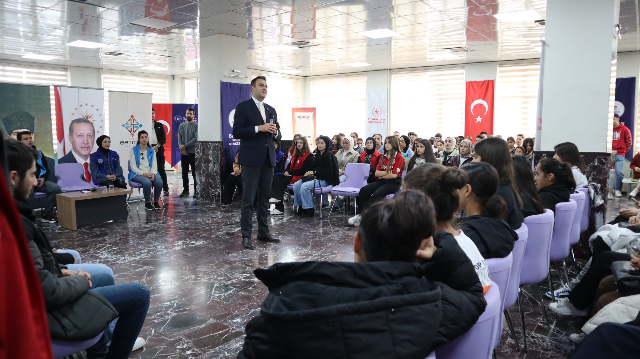 “Gençler bizim geleceğimizdir”