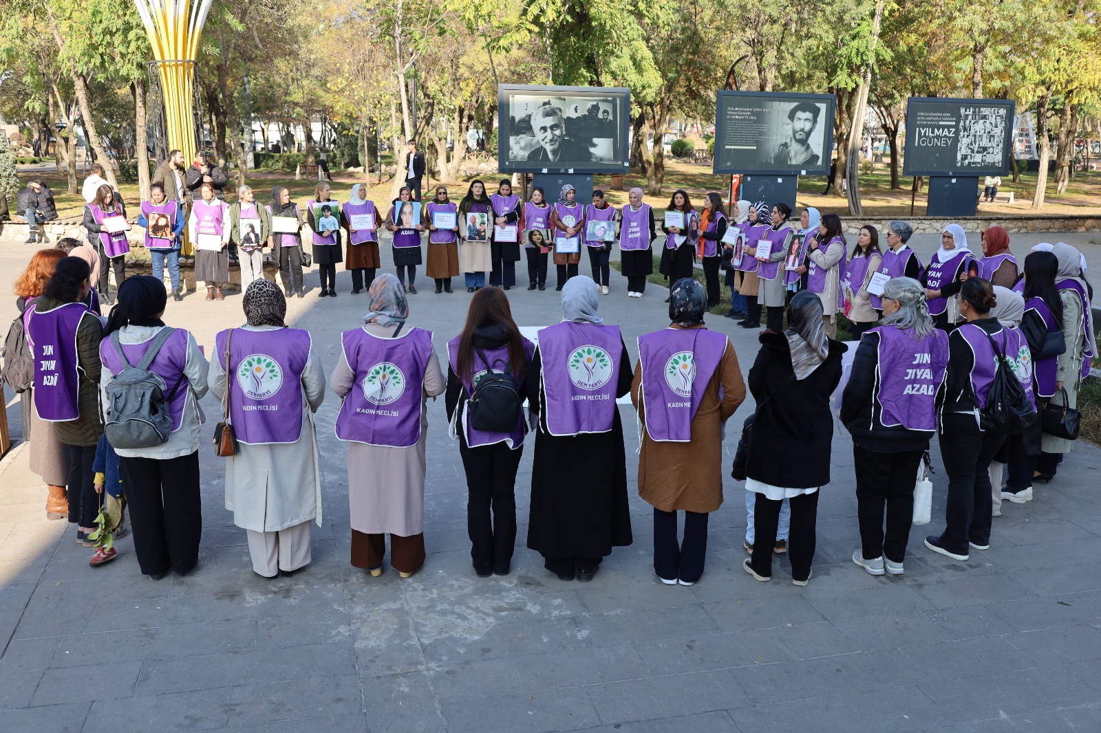 Hayatını kaybeden kadınları andılar