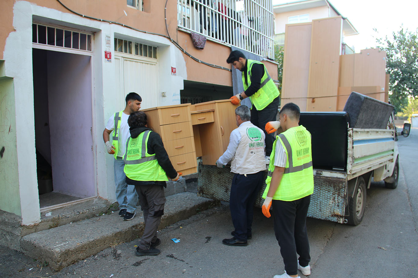 İhtiyaç sahibi ailenin yüzünü güldürdüler