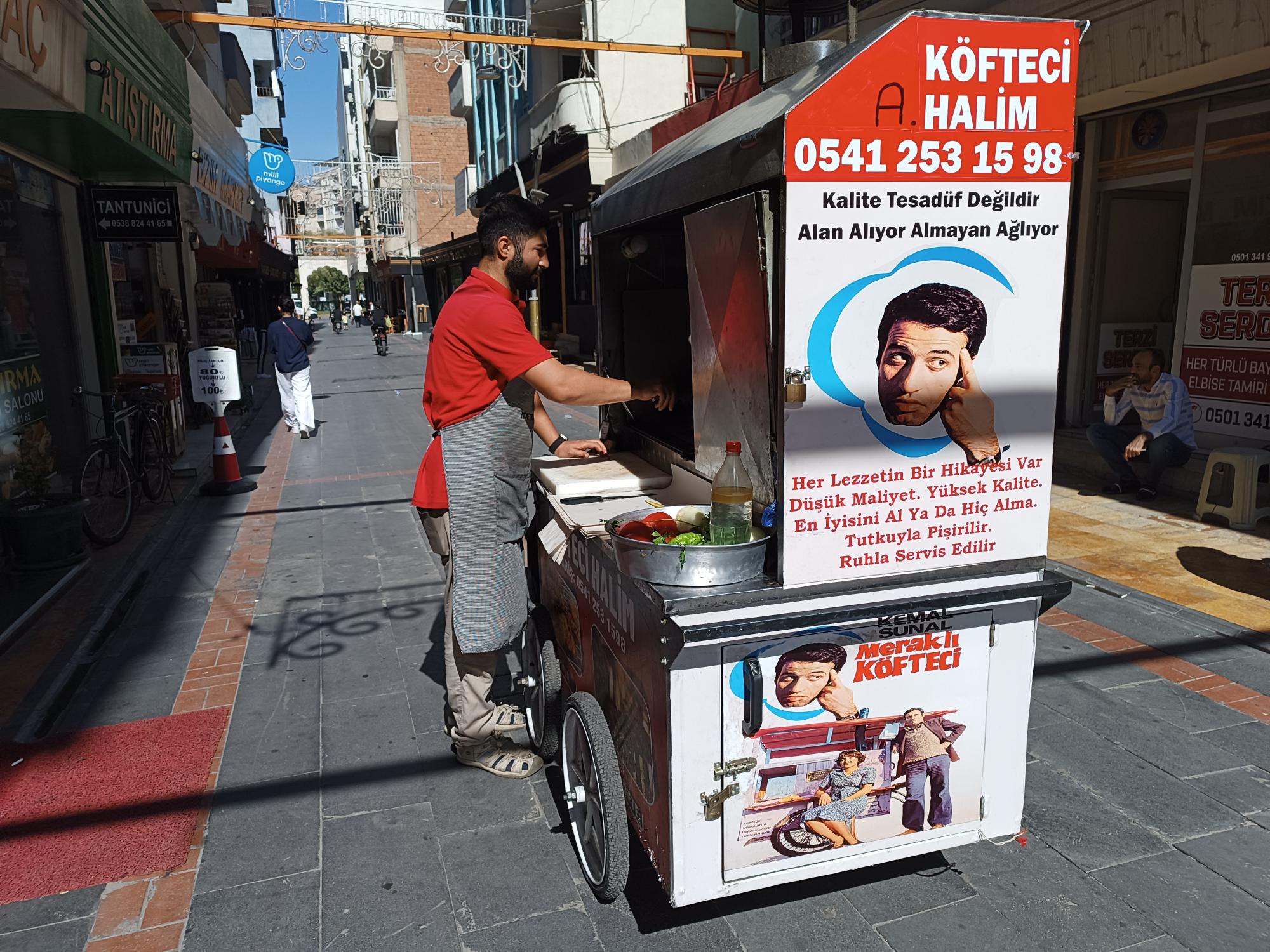 Köfte satarak geçimini sağlıyor