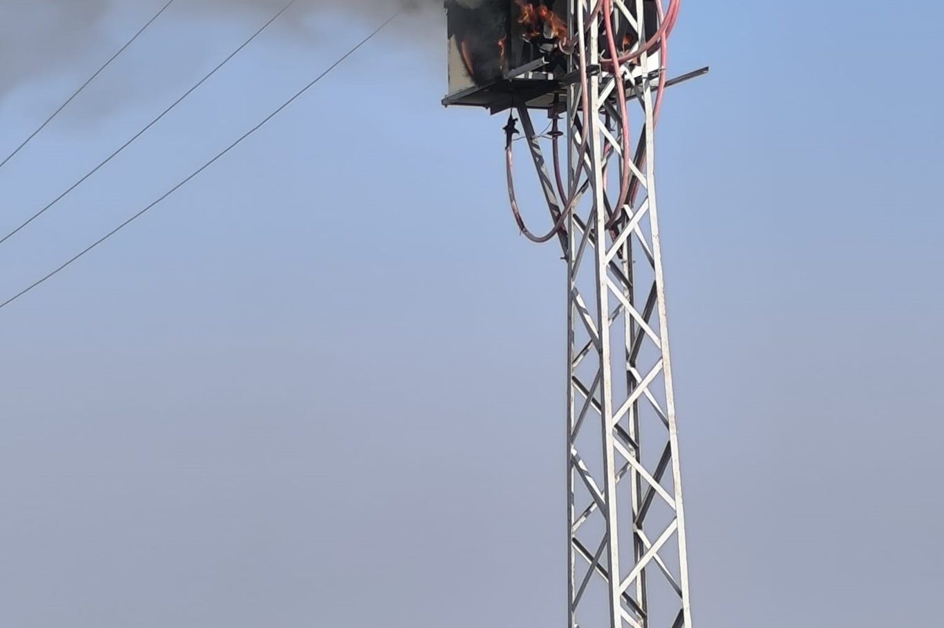 Kum ocağı yakınındaki trafo alev aldı