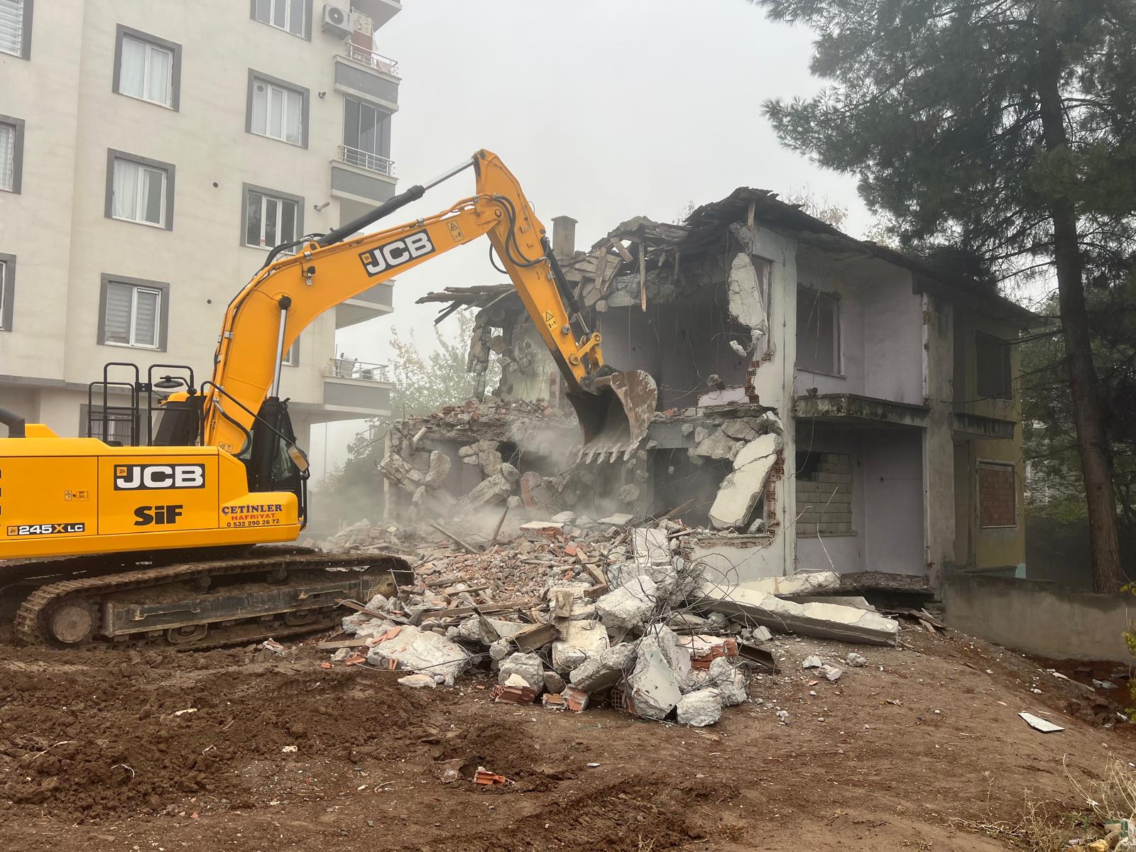 METRUK YAPILAR YIKILIYOR