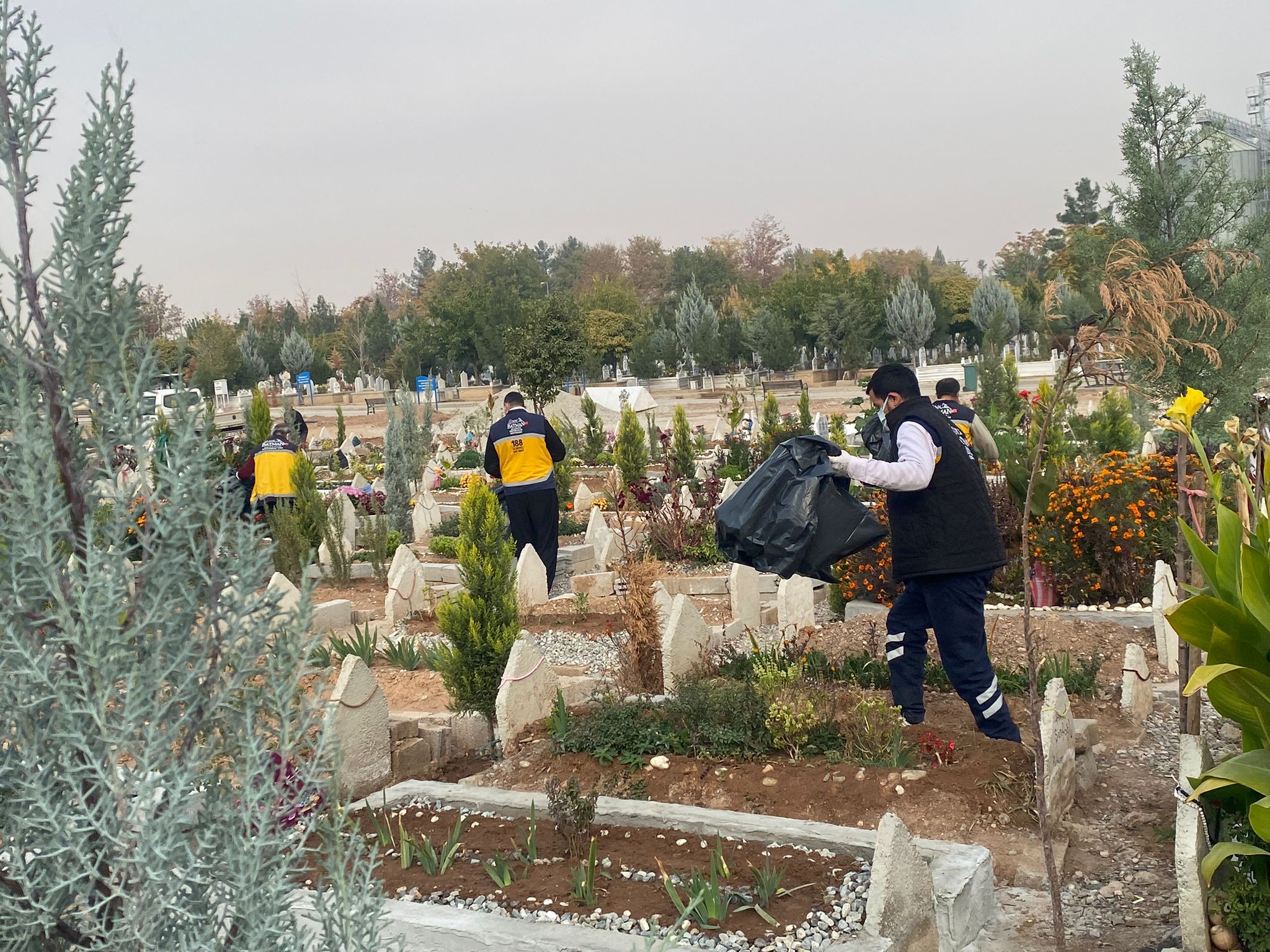 Mezarlıklarda bakım ve onarım çalışmaları