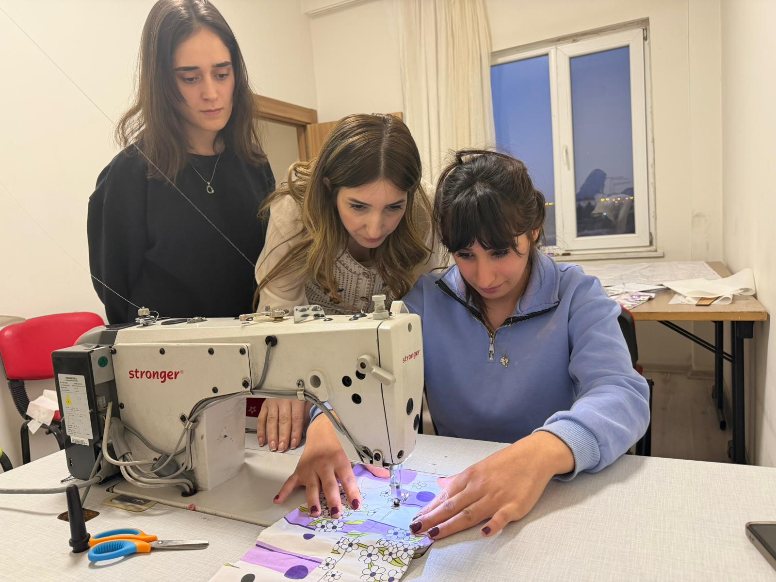 Öğrenciler dikiş nakış öğreniyor