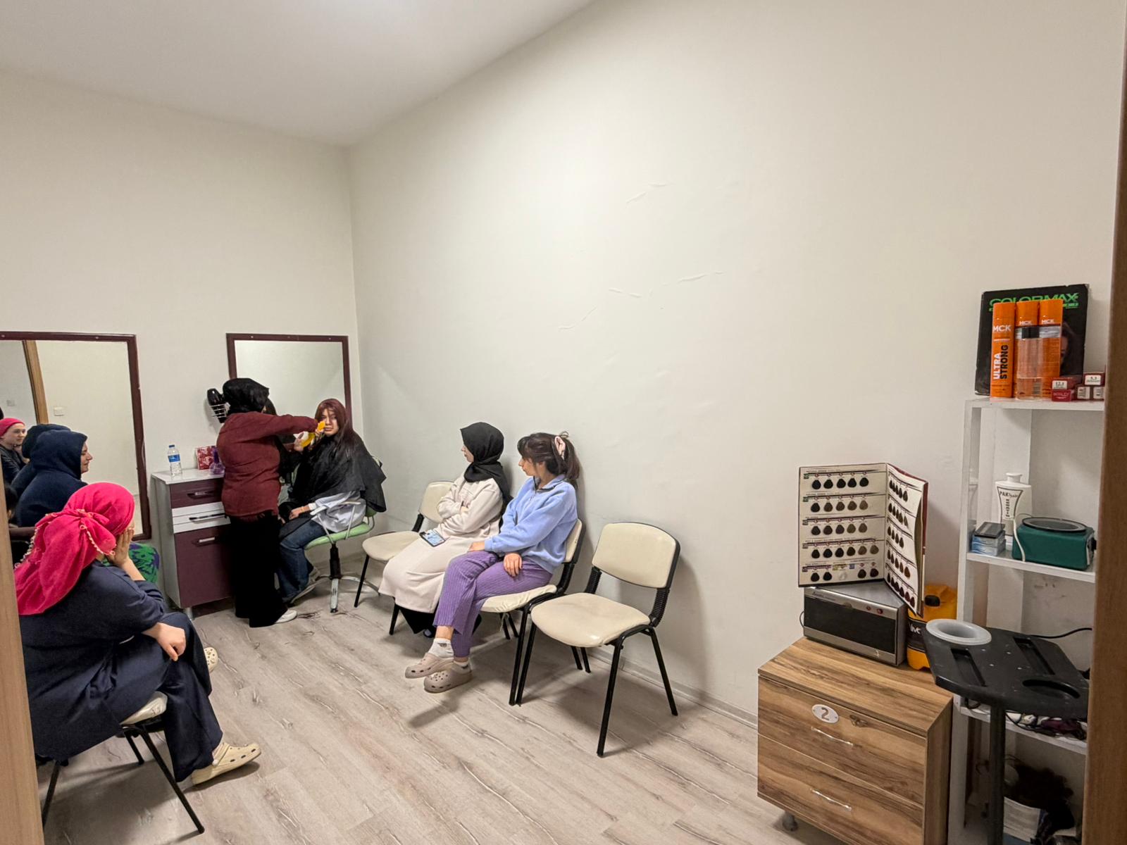 Öğrencilere kuaförlük eğitimi