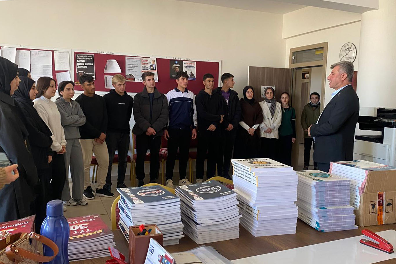 Öğrencilere ücretsiz kaynak kitap dağıttı