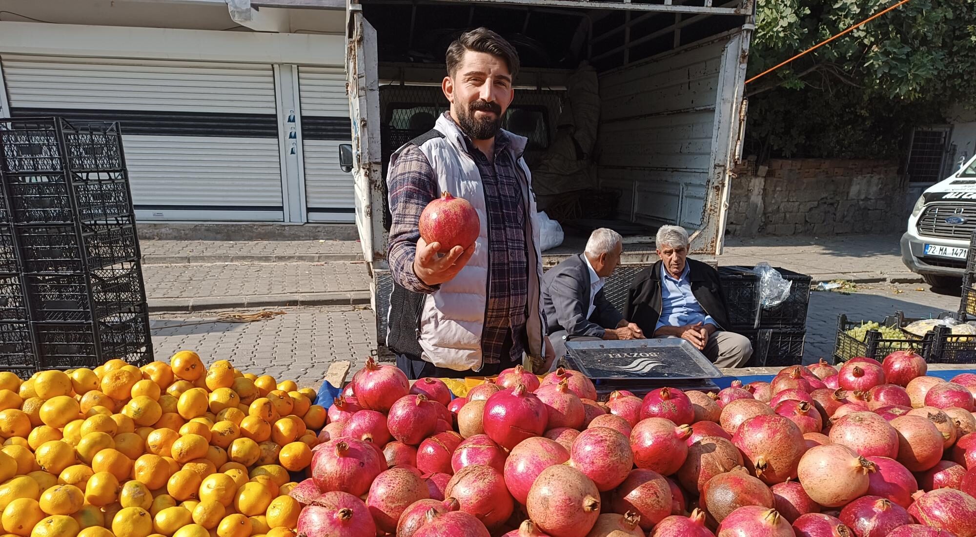 Pazarlarda nar bereketi