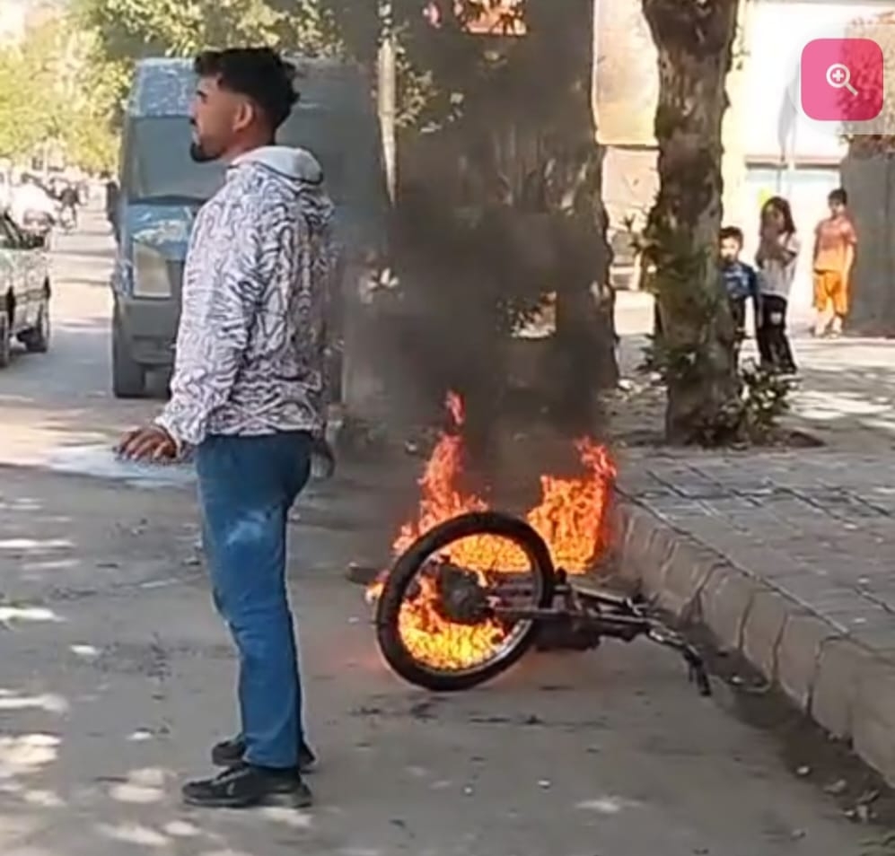 Seyir halindeki motosiklet alev aldı