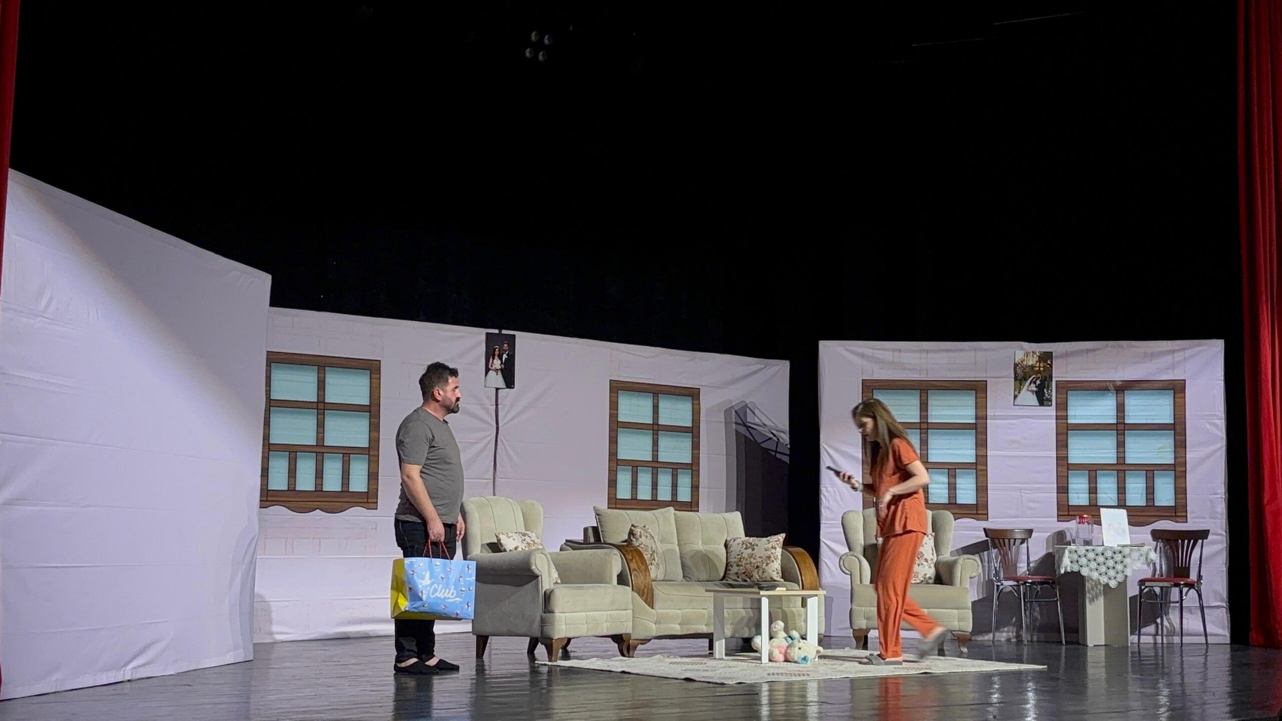 Tiyatro oyununa yoğun ilgi