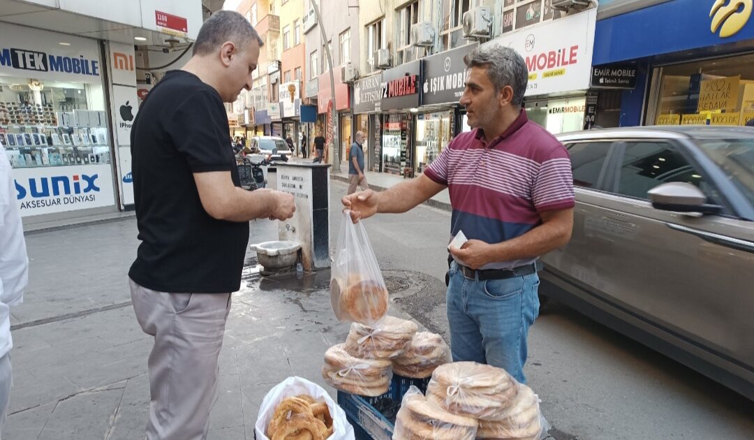 Üç yıldır tandır ekmeği satıyor